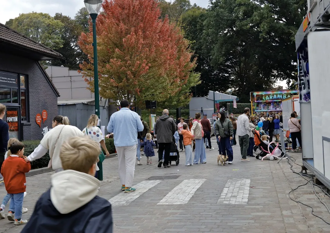foto van mensen op de jaarmarkt van Rode